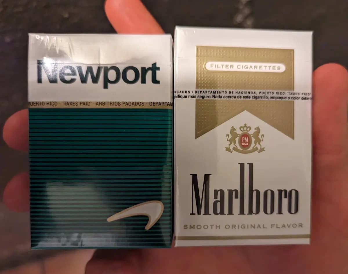 Imagen: Puerto Rican Newport Original and Marlboro Gold Cigarette Packs. Fuente: Wikimedia Commons.